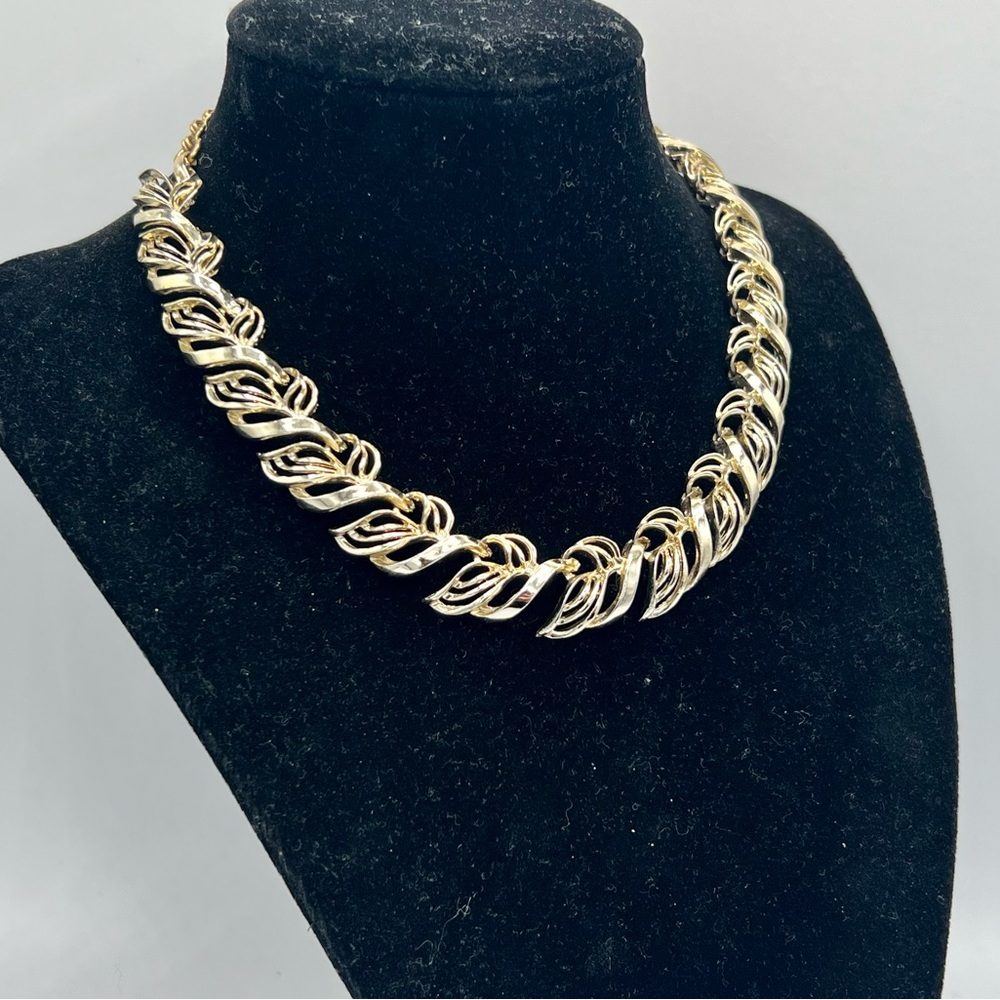 Vintage faded gold tone leafy cutout collar necklace choker 13” - 15” - Picture 5 of 6
